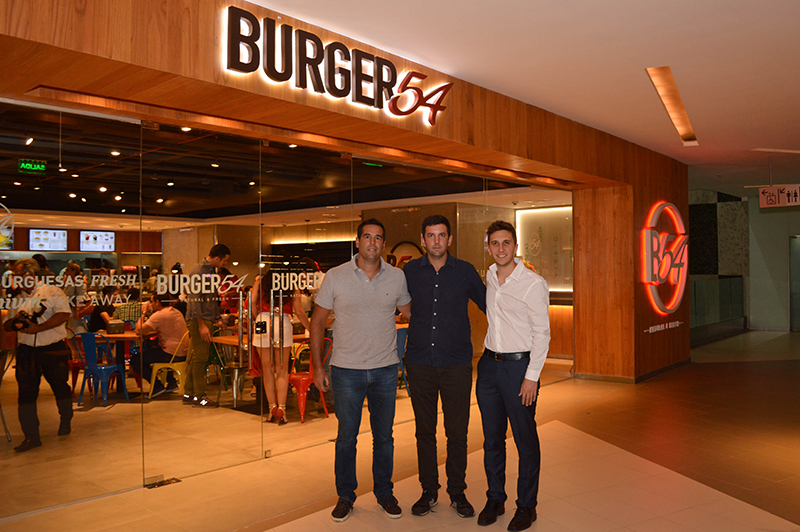 De izquierda a derecha aparecen Carl y Christian Ljunggren, directores de La Vienesa y Agustín Demirdjian, propietario de la franquicia Burger54.