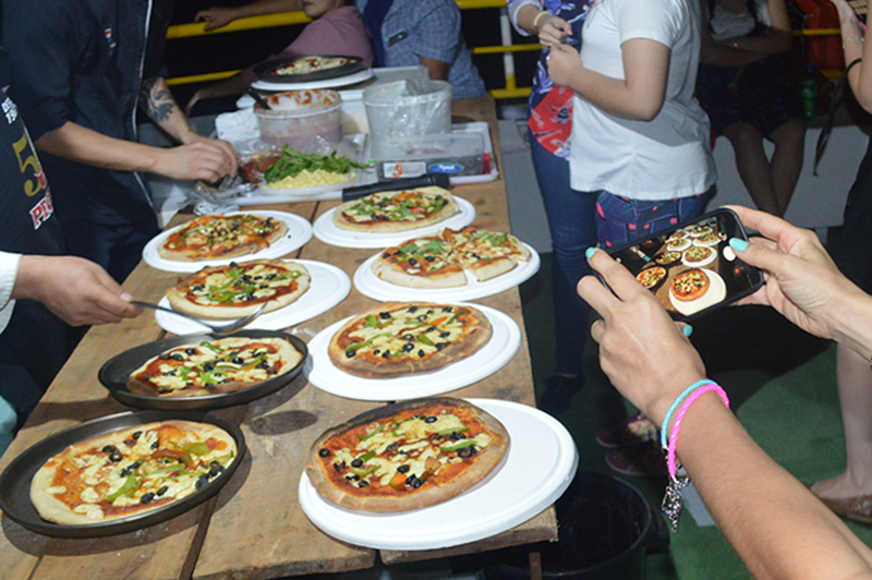 Las pizzas salían en tandas de ocho. Al comienzo no duraban un segundo. Después decreció el ritmo e iba disminuyendo a medida que avanzaba la hora.