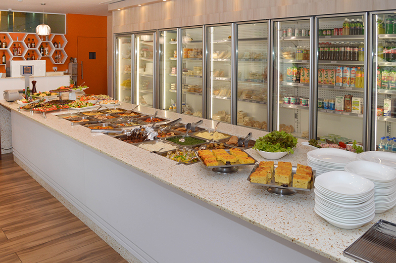 Todos los días está disponible el servicio de buffet por kilo. Variedad de carnes, ensaladas y guarniciones diversas. Y con opciones de comida saludable.