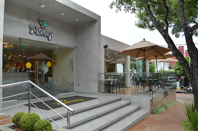 La nueva cara de Honey. Un gran local con una diversidad de espacios y un servicio que apunta a todas las horas de consumo. A su tradicional calidad ahora suma un ambiente espectacular.