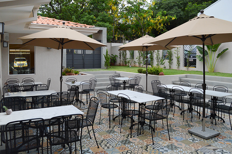 Coqueto patio interior, ideal para disfrutar al aire libre y para eventos privados ya que cuenta con entrada independiente y acceso directo al estacionamiento.