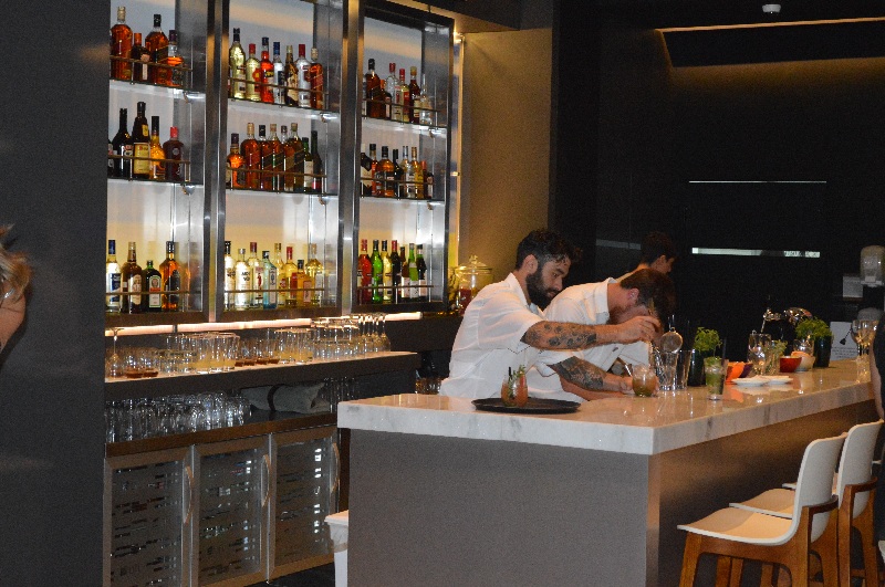 barra del bar de abajo