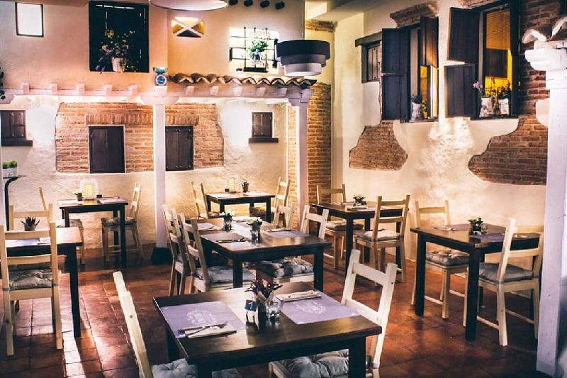 dentro del local
