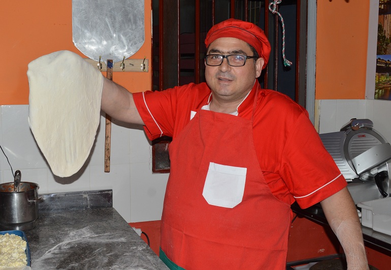 agostino mostrando su pizza