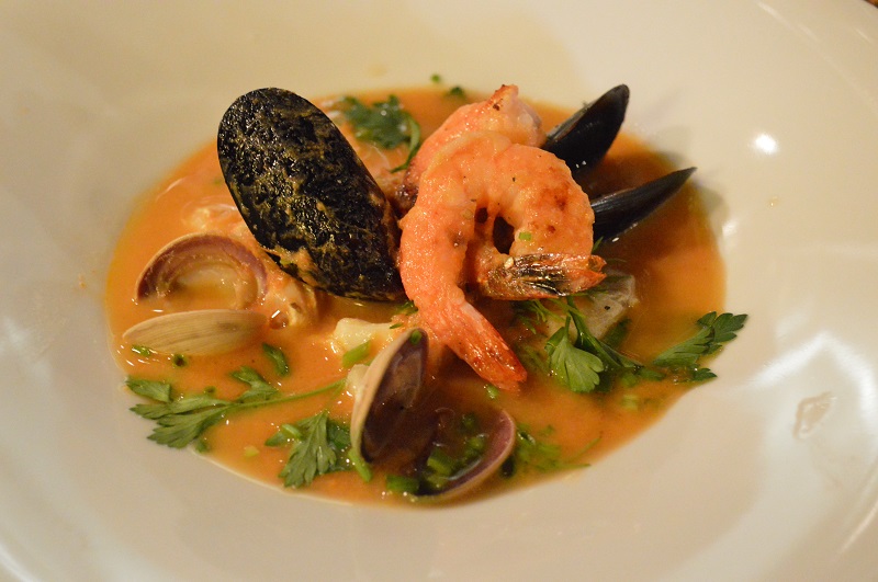 Cazuela de mariscos del Pacífico colombiano con bisqué de langosta y hojas de perejil y cilantro. Uno de los platos con Sabores de Colombia que propone Sin Reservas en sus cenas a puertas cerradas.