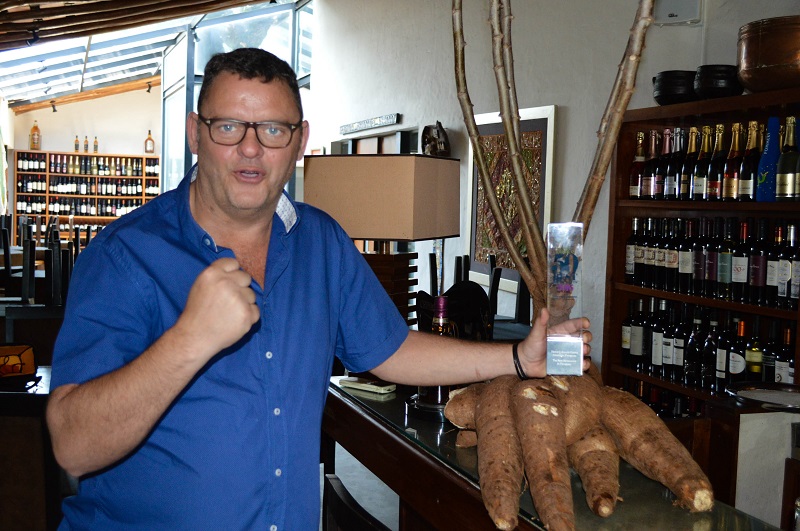 Rodolfo Angenscheidt, el año pasado, exhibiendo el trofeo que recibió por figurar en el listado de los 50 mejores de América Latina.