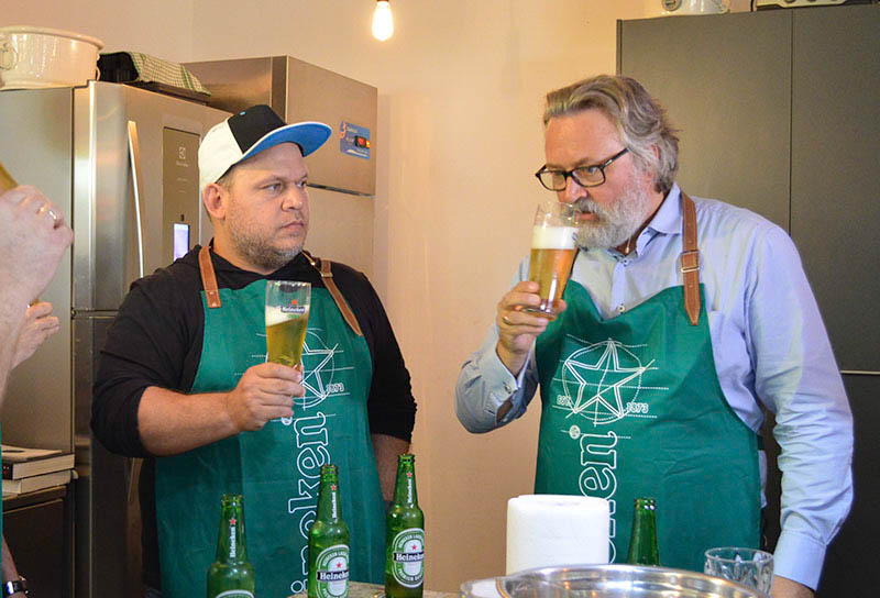 Aquí enseñando como degustar correctamente. Sorber un buen trago de cerveza, esperar un instante a que el gusto y el sabor vuelva a la nariz y la garganta. Tomar la cerveza a tres grados.