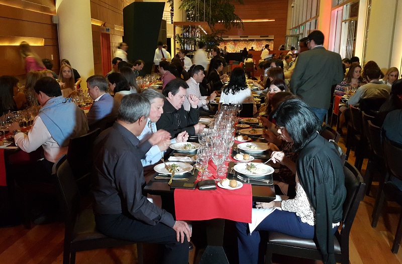 cena de vinos y amigos