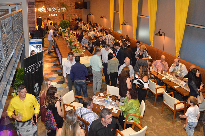 Recientemente inaugurado. Recibió la visita de invitados especiales y representantes de la prensa. Una vista general del salón