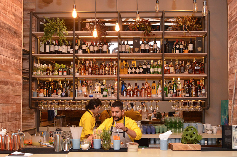 El bar de Takuare´e. Allí preparan mostos en varias modalidades, así como tragos que llevan como elemento principal la caña paraguaya.