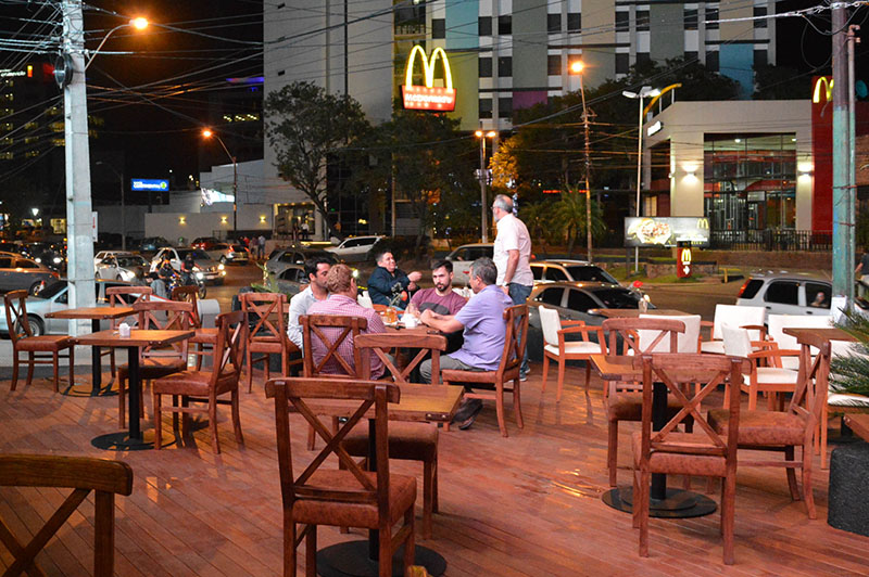 La terraza de Takuare'e sobre la avenida Aviadores del Chaco, desde donde se domina todo el intenso trajín de la zona.
