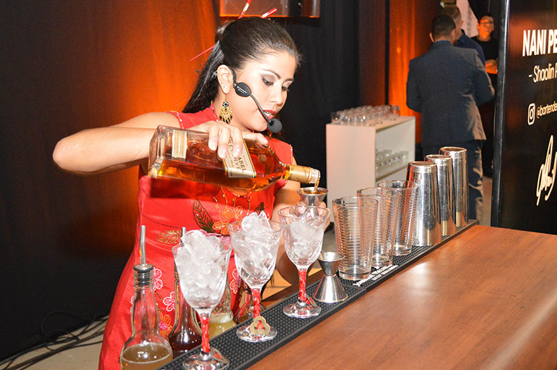 Nani Peralta, la única mujer participante. Fue una de las ganadoras. Aquí preparando su trago con un toque oriental.