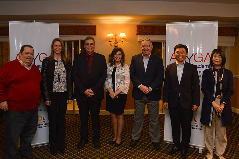 De izquierda a derecha Beto Barsotti, Leticia Vallejos, Carlos Micossi, Marcela Bacigalupo, Néstor Filártiga y Gustavo Koo, durante la presentación de la Academia Paraguaya de Gastronomía.