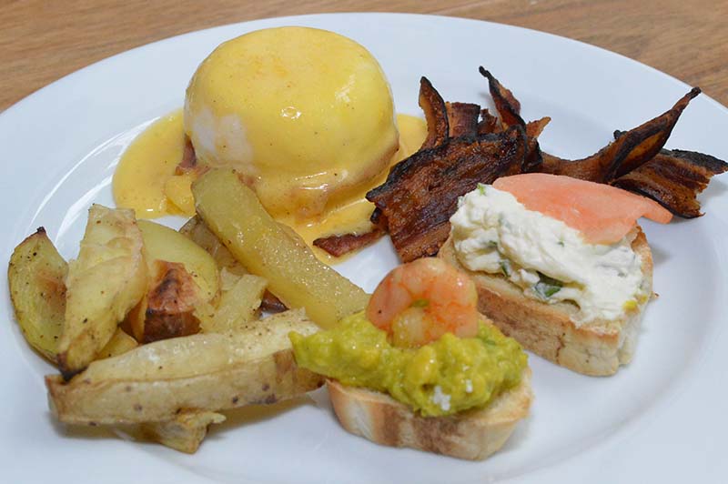 El brunch buffet de La Paste se caracteriza antes que nada por los huevos benedictinos pero además por la variedad de productos.