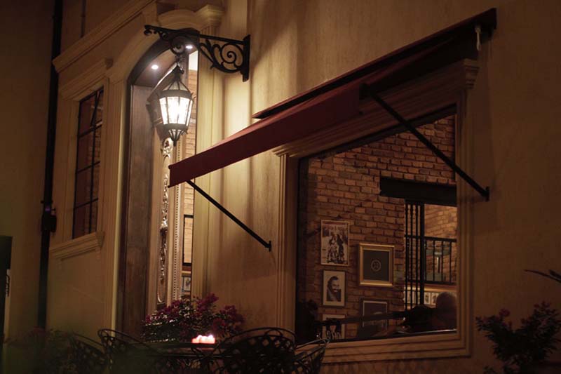 Un toque de nostalgia y de distinción. Esa es la entrada al restaurante y esta toma no permite percibir que uno en realidad está bajo la estructura de una vieja fábrica.