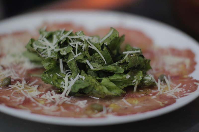 El carpaccio de res. Otro de los clásicos de La Tratoría de Tony. Tiene un menú nuevo pero el viejo estilo italiano de cocina casera.