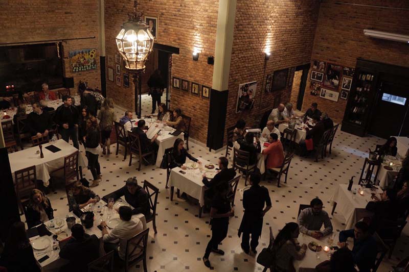 Una vista del salón principal que difiere diametralmente con la anterior estética de La Tratoría de Tony.