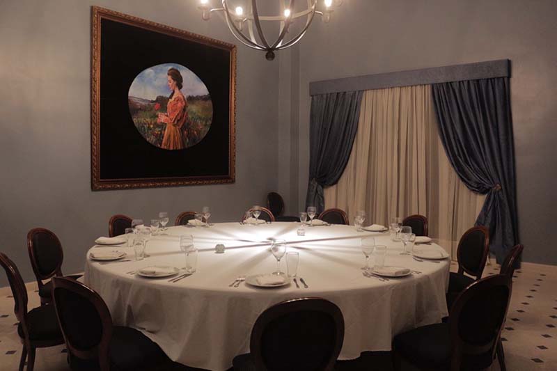 Un salón privado para 18 personas, con acceso independiente, con baño privado y servicio exclusivo. Un privado realmente.