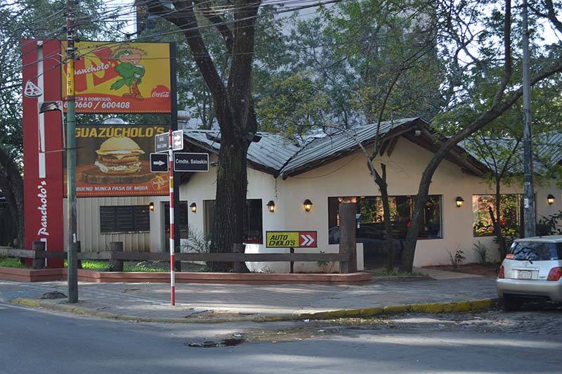 El local de Pancholo´s sobre Mariscal López y Salaskín. Junto al gran árbol que se observa se inició hace 25 años el carrito que se convirtió en una gran empresa.