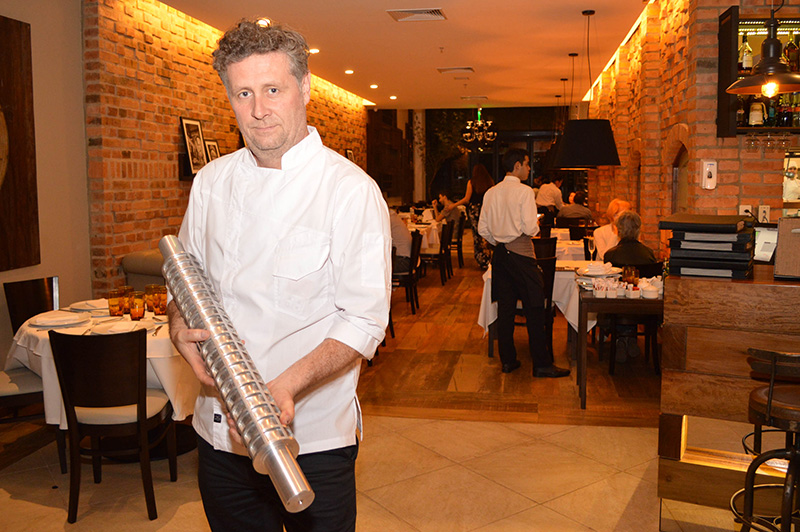 Guillermo Vanucci, chef ejecutivo de la marca Piegari blandiendo un "palote" que fabricaron con una aleación especial de aluminio para preparar sus pastas artesanales.