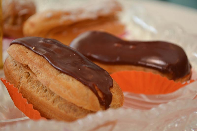 Los eclairs, típico producto de la pastelería francesa. Una bomba de crema elaborada con una masa choux.