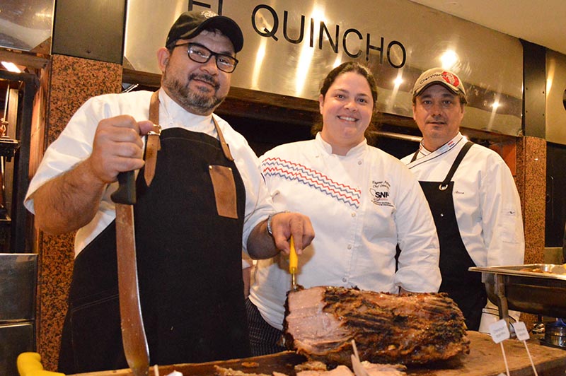 Leyzman Salim, Euge Aquini y Javier Roca el equipo que comanda el servicio de Muburicao en el quincho del club Centenario.
