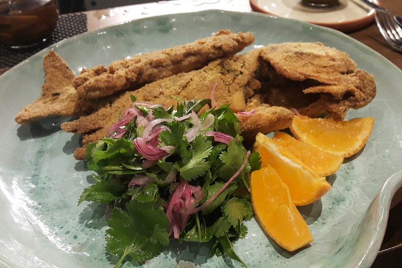 Piraña frita. Uno de los platos propuestos por el restaurante Pakurí. El menú apela a muchos productos nacionales poco utilizados en la gastronomía local.