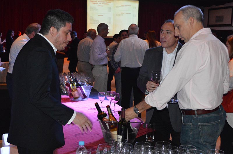 Stands, tablones, vinos a discreción y consumidores interesados. Todo lo que se puede encontrar en una mini expo vino.