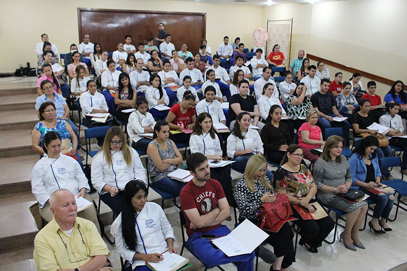 Un aspecto del auditorio del Centro Garofalo donde se realizó el homenaje, a la chipa. Los presentes pudieron degustar las preparaciones y recibieron premios de los auspiciantes.