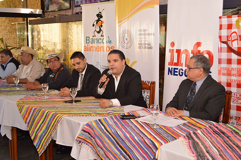 Enrique Duarte de la Oficina Nacional del Empleo explicando que en A Comer habiitarán una feria para el sector gastronómico que está ofreciendo 150 puestos de trabajo.