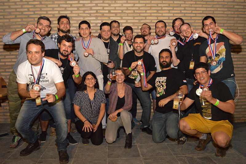 Los ganadores del Tercer Concurso de Cerveza Casera posan con sus medallas, junto a los miembros del jurado.