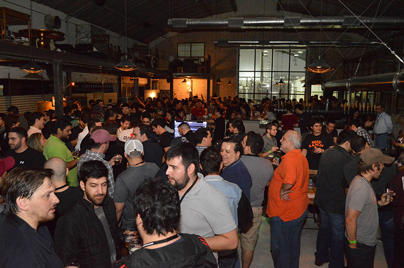 Hasta el tope estuvo las instalaciones de la nueva cervecería Palo Santo, mostrando que la cervezas artesanales convocan cada vez más público.