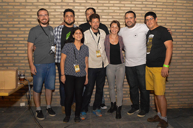 Javier López, a la derecha con remera blanca y a su izquierda Gerardo Colmán ganadores del primer y segundo premio a la mejor cerveza, respectivamente. Posando junto al jurado.