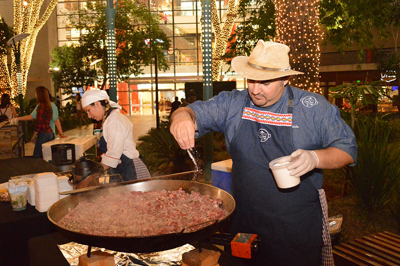 Luchef preparando un Bife Coygua, mami. Fue durante el lanzamiento de la Feria Paladar que el viernes se habilita en el Centro de Convenciones Mariscal.