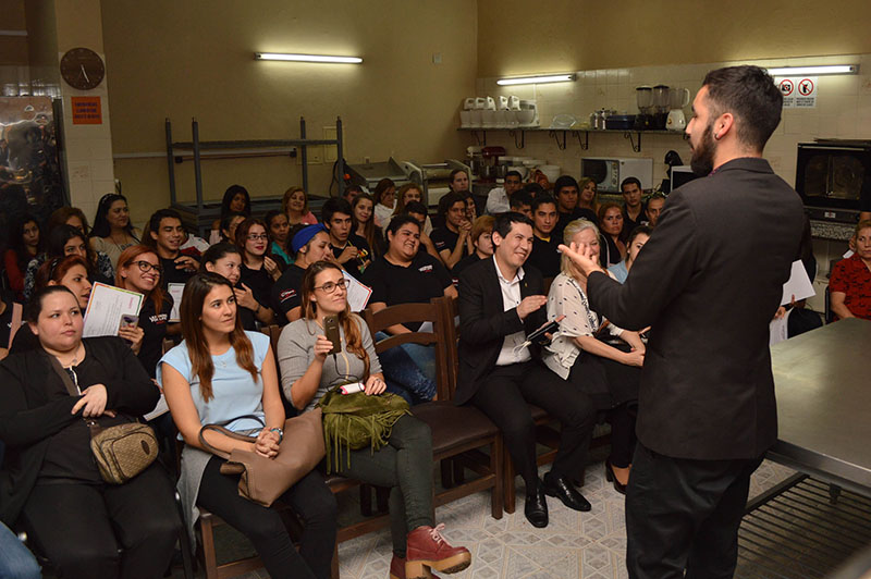 César Rodolfo Ocampos, bartender que representará a nuestro país en el próximo mundial de coctelería a realizarse en México, dirigiéndose a los jóvenes que hicieron el mismo curso donde se inició profesionalmente.