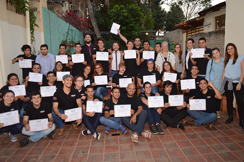 Los alumnos del programa Learning for Live exhibiendo el certificado que los acredita como bartenders.