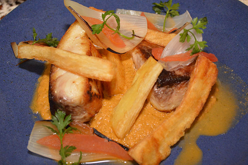Este plato corresponde a la zona de amazónica y se denomina Sudado de Surubí. Bolivia también tiene surubí. Aquí lo presentan grillado con una salsa que se elabora con los mismos ingredientes de un chupín y lo completan con mandioca frita.