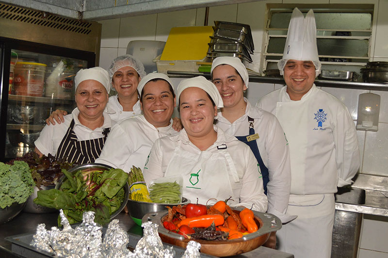 Eliane Kretschmann y Luis Muñoz con parte del equipo de cocina de O Gaucho. El plantel es de 22 personas y están recibiendo una capacitación permanente.