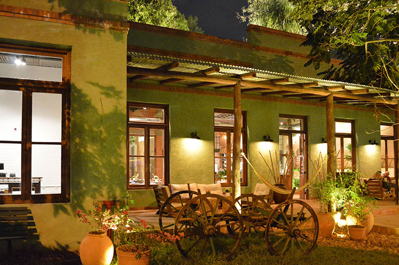 Este es el frente del restaurante. Una imagen que busca emular con su rusticidad y sencillez algunas construcciones del Chaco.