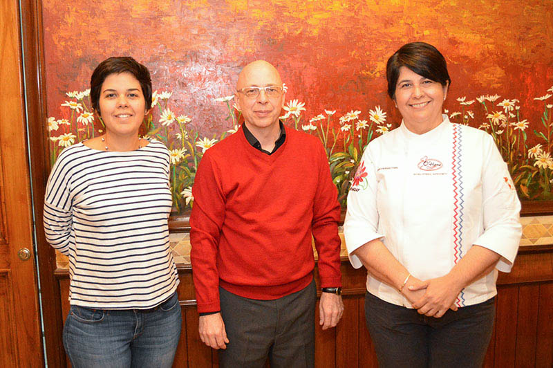 Arami y Teresita O'Hara junto a Ivo Strerath gerente del Hotel Las Margaritas, organizadores de Que Viva la Cocina durante la presentación oficial del evento.