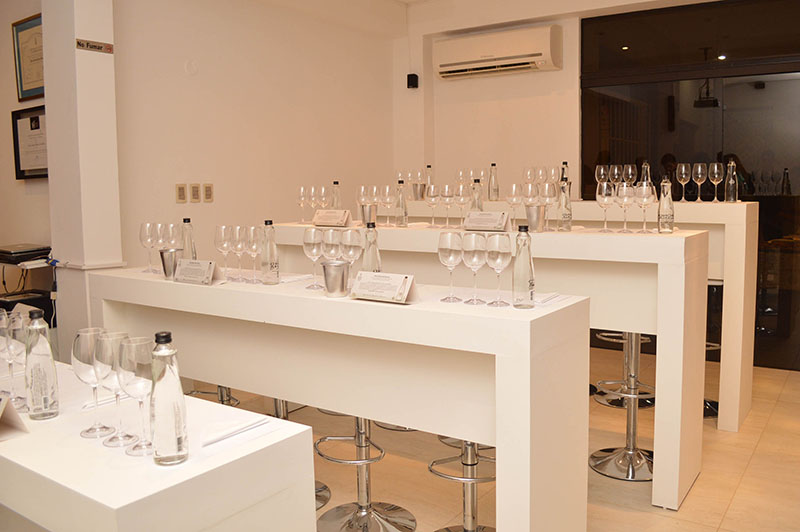 La sala de catas. Toda una novedad en nuestro medio. Exclusivamente para degustar y probar vinos en forma diferente a las tradicionales cenas maridajes. Es para que la comida no distraiga la atención del consumidor.
