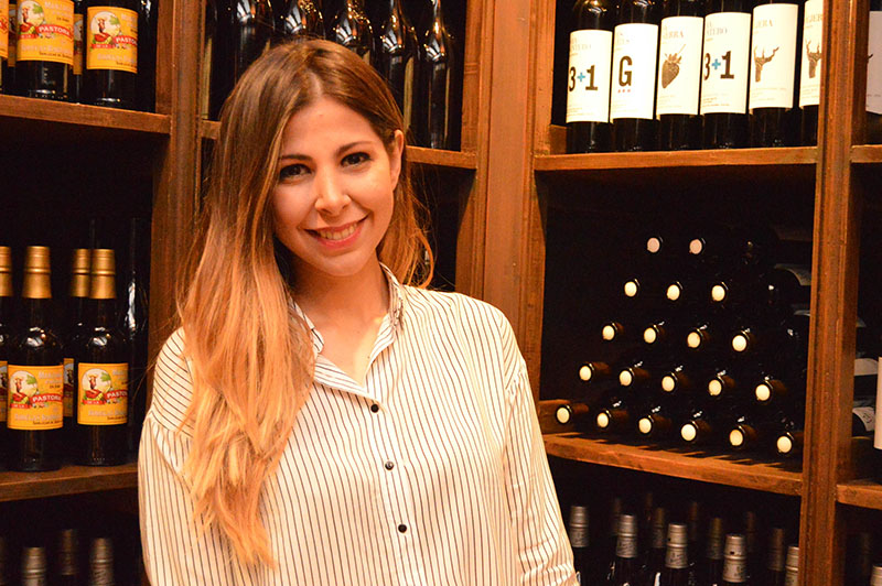 Mauri Benítez, joven cocinera y sumiller que se abocó a la tarea de dar a conocer vinos españoles diferentes y que no son muy conocidos en nuestro medio.