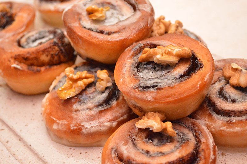 Rollos de canela en base a una masa de puré de papas rellenos de azúcar moreno, canela y manteca blanda y terminado con un glaseado de azúcar impalpable, crema de leche y esencia de almendras