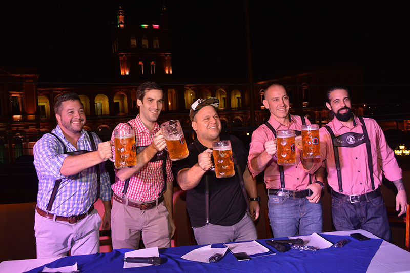 Aparecen de izquierda a derecha, Luis Mongelos, Nicolas Benavente, Macizo Torres, Roger Careaga y Miki Riego durante el lanzamiento oficial del Oktoberfest 2017 en una reunión realizada en Casa Clari.
