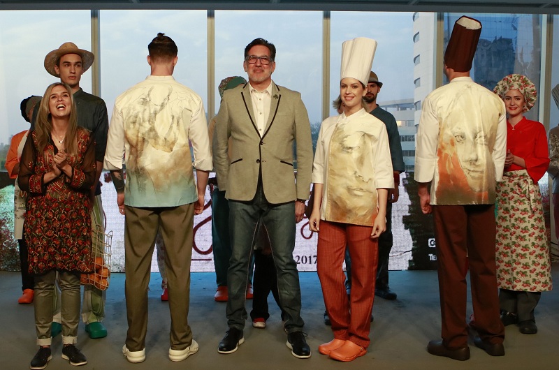 Verónica Pardo y Félix Toranzos junto algunos modelos de las obras que el artista incorporó en las indumentarias gastronómicas.