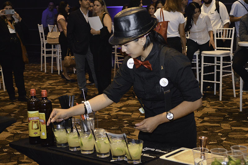 Nani Peralta de Once15 ultimando sus tragos durante el Campeonato Nacional de Caipiriña realizado en el Sheraton.