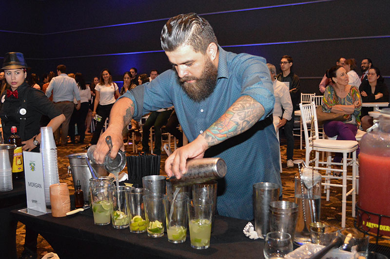 Diego Gaona preparando los vasos de Caipiriña para presentarlos a los miembros del jurado. Es bartender de Morgan