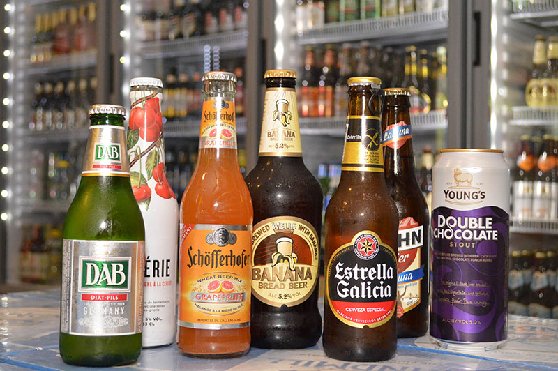 Algunas de las tantas marcas que tienen a la venta en Euroshop. Algunas de ellas rarezas como la cerveza de banana, la de chocolate y la de cereza.