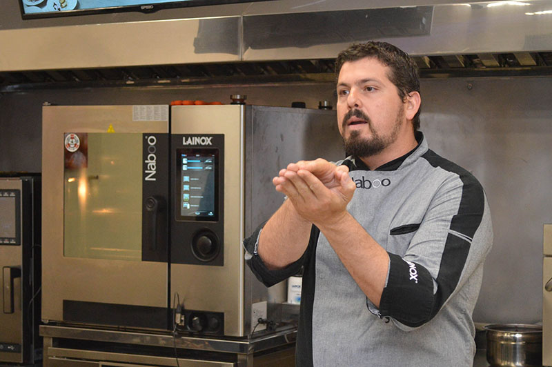 Armando Taboada, peruano, chef de lainok para Sudamérica, explicando las bondades de la citada marca italiana de hornos inteligentes.