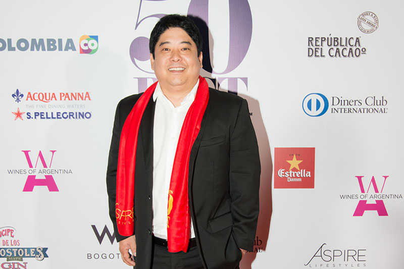 El restaurante Maido de Lima Perú fue designado como el mejor de América Latina. Su chef propietario Mitsuharu Tsumura aparece en la foto durante la premiación realizada en Bogotá. (Latin America’s 50 Best Restaurants 2017, sponsored by S.Pellegrino & Acqua Panna).